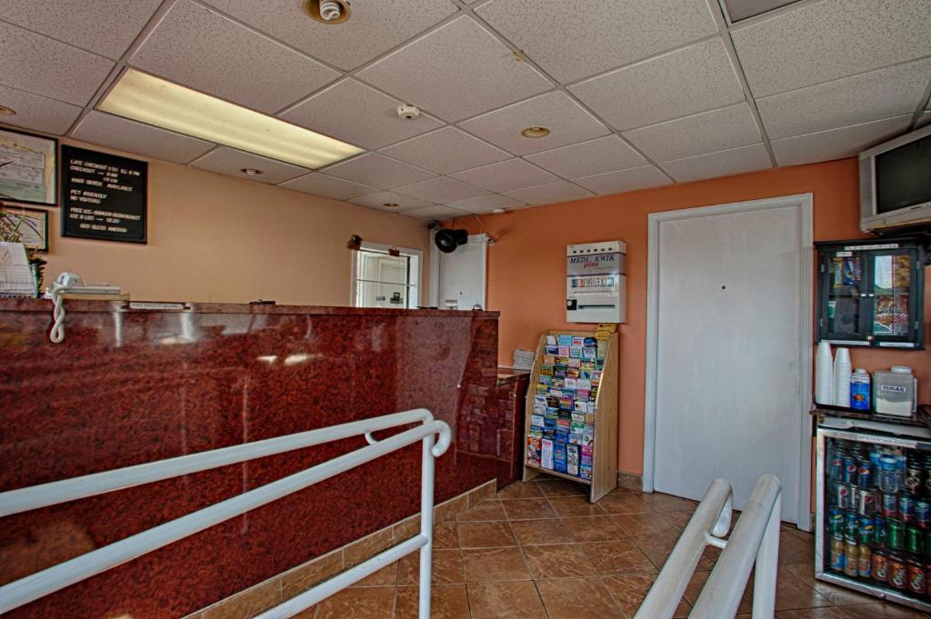 萨默斯波恩特伊克诺米汽车旅馆&套房酒店 萨默斯点 外观 照片